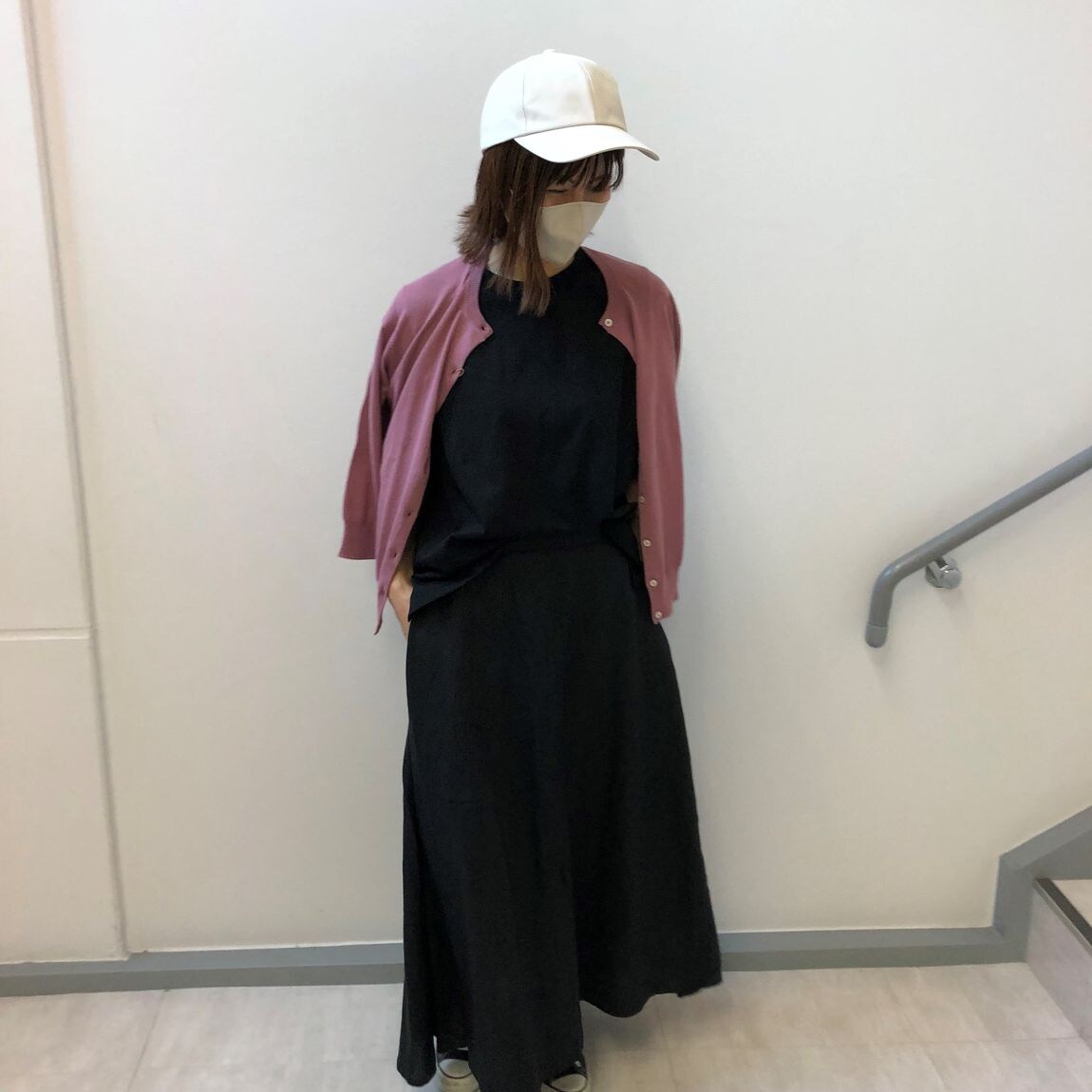 カーディガンを羽織った女性スタッフの写真