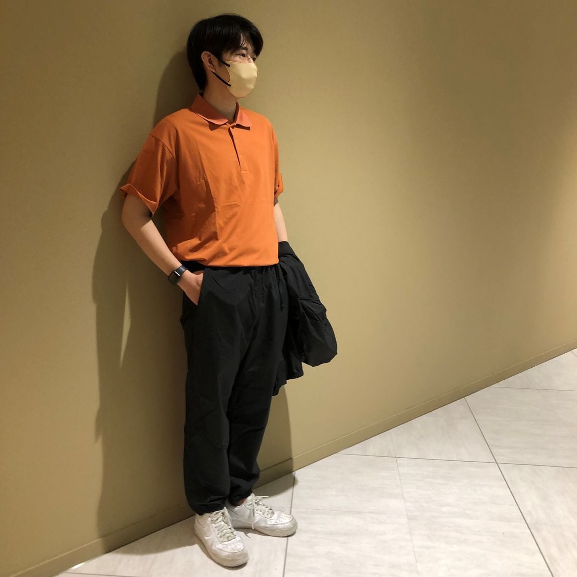 オレンジの半袖をきた男性スタッフ