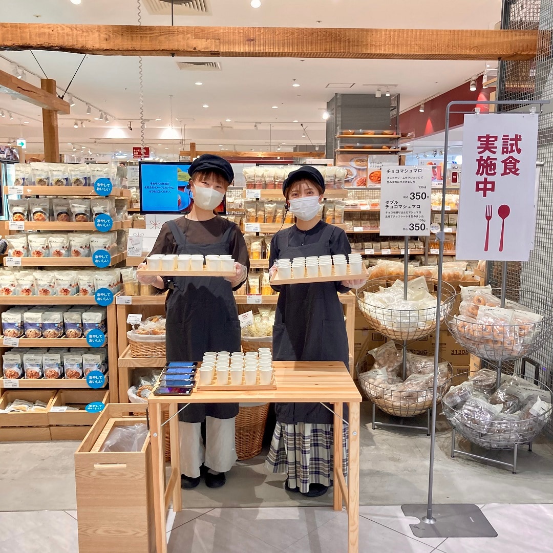 メロンソーダ　試食会　女子二人