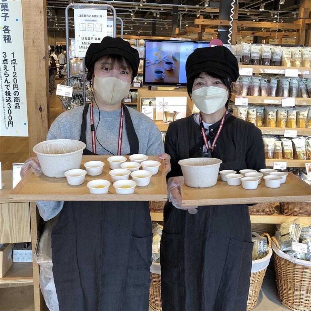 試食トレイを持っているスタッフ２名