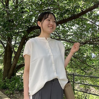 【みのおキューズモール】さわやかなブラウスで夏を先どり