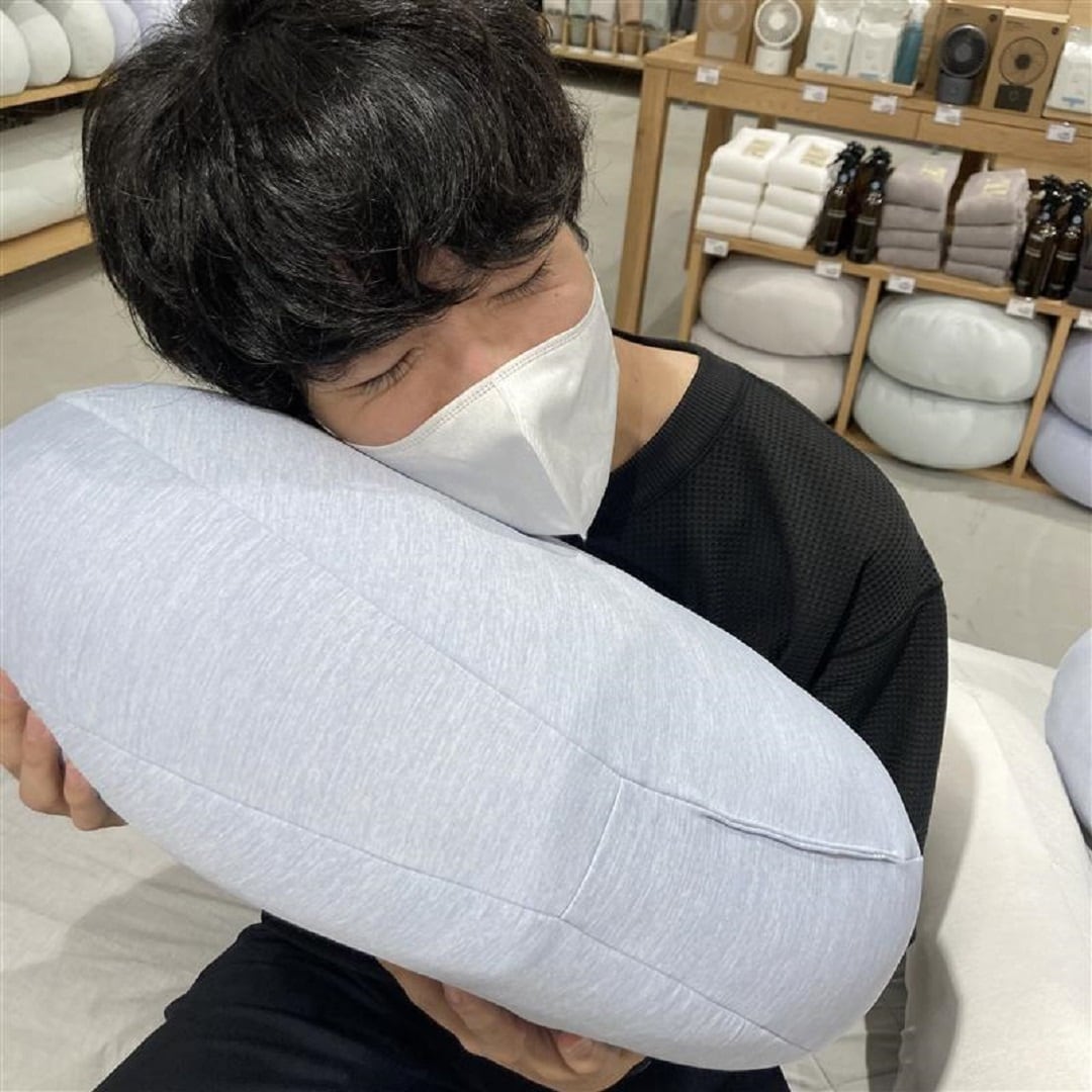 スタッフが頬にひんやりクッションをあてている写真