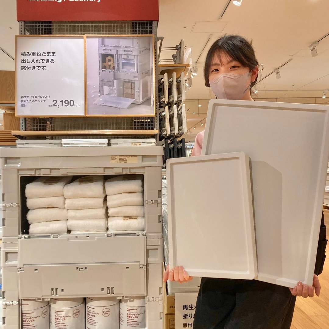 スタッフがフタを持っている写真