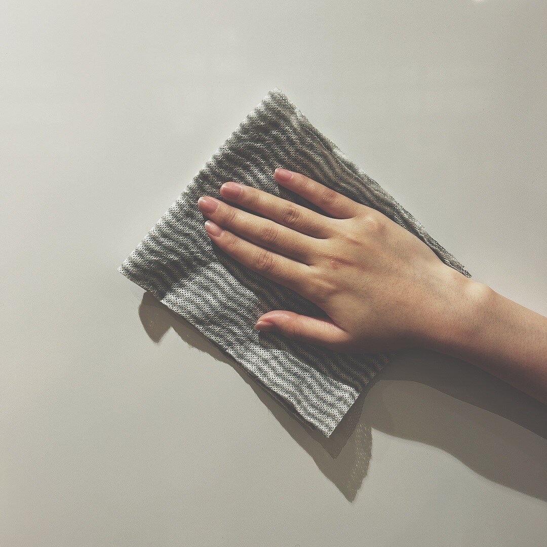 ダスターで拭いている様子