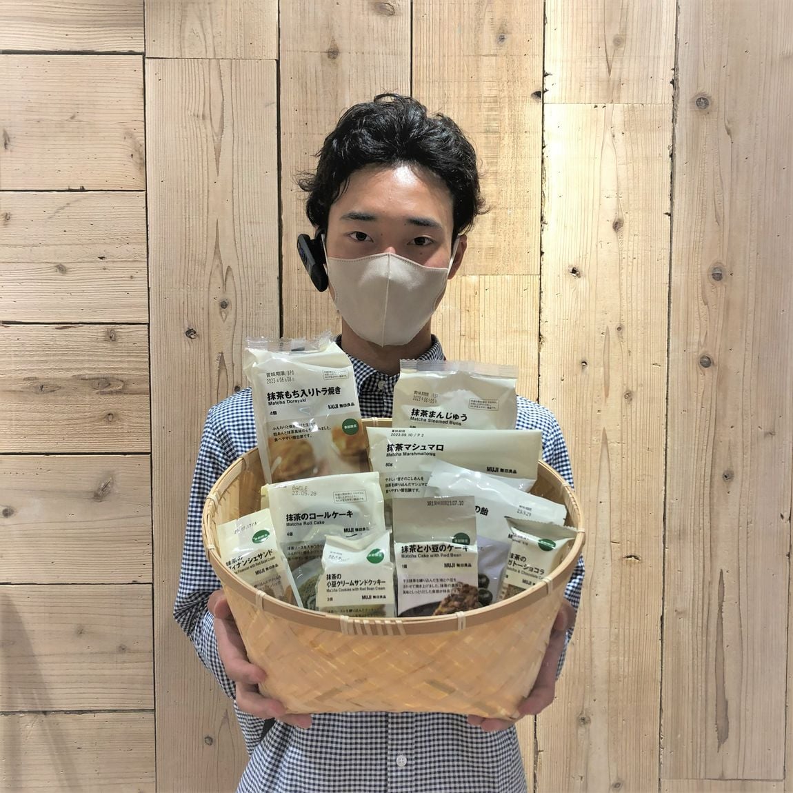 バスケットの中に入った抹茶シリーズ全種類を持ったスタッフの写真