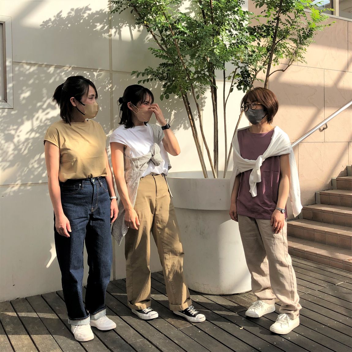 ３人の女性スタッフがフレンチスリーブTシャツを着用してる様子