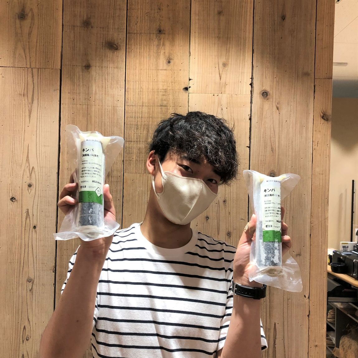 スタッフがキンパをもっている写真