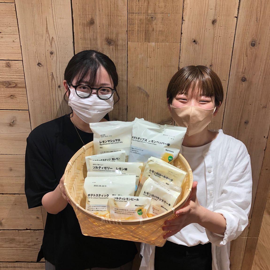 スタッフがレモンシリーズの新商品を持っている