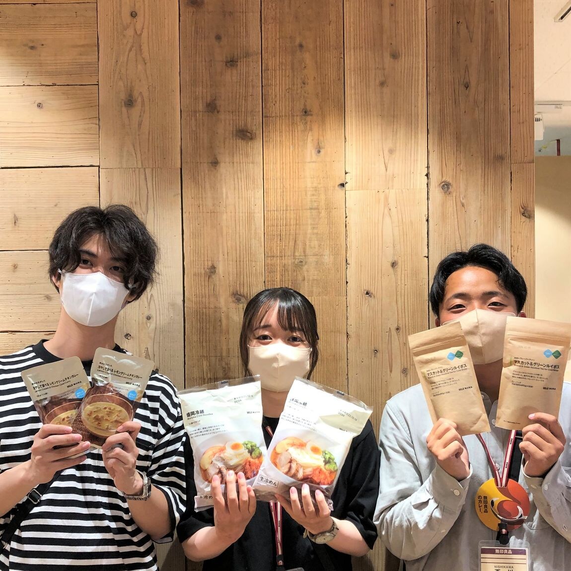 商品を持ったスタッフの集合写真