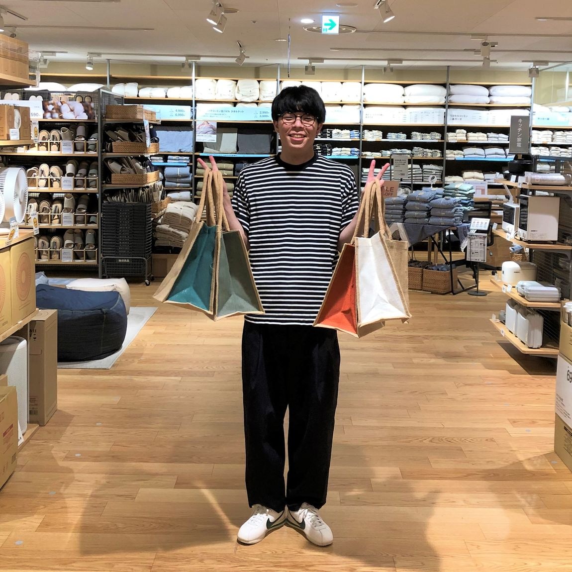 ジュートマイバッグ色付きをスタッフが持っている写真