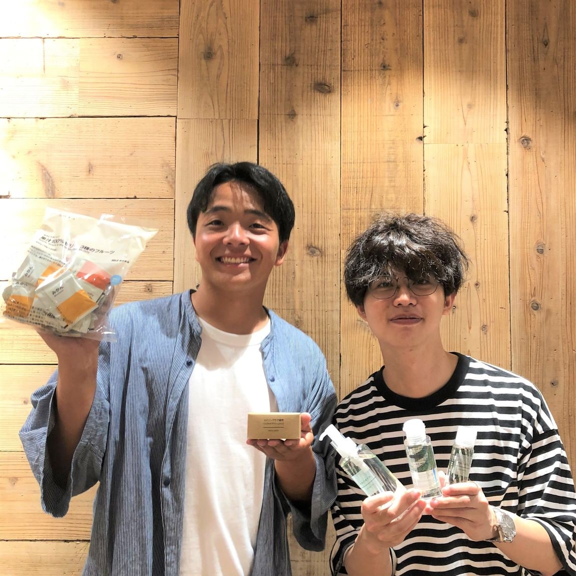 スタッフが商品を持っている写真