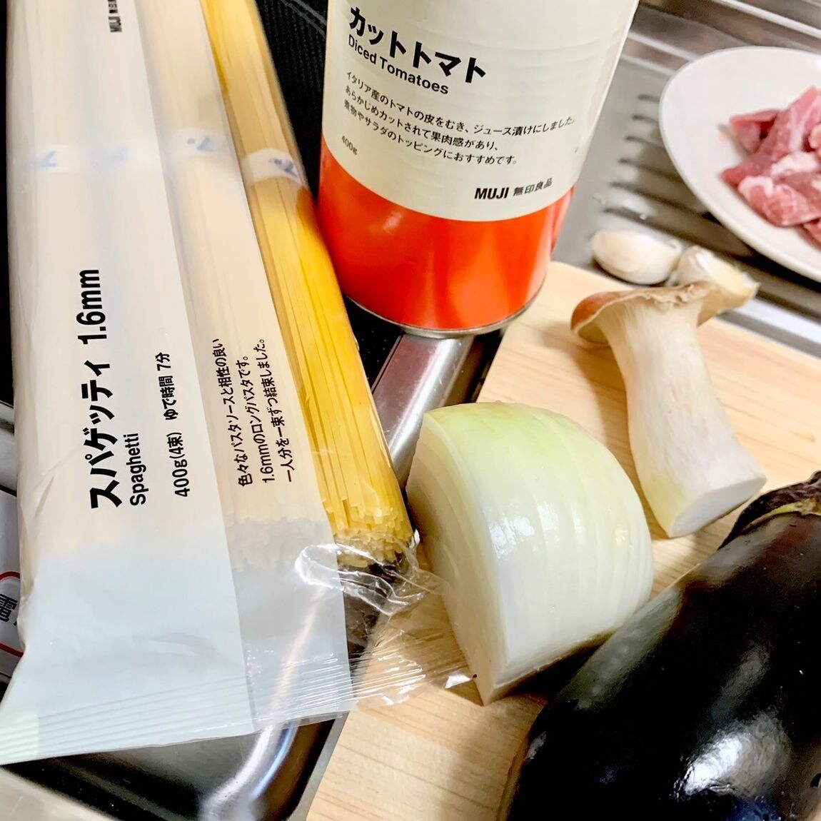トマト缶とスパゲティの写真