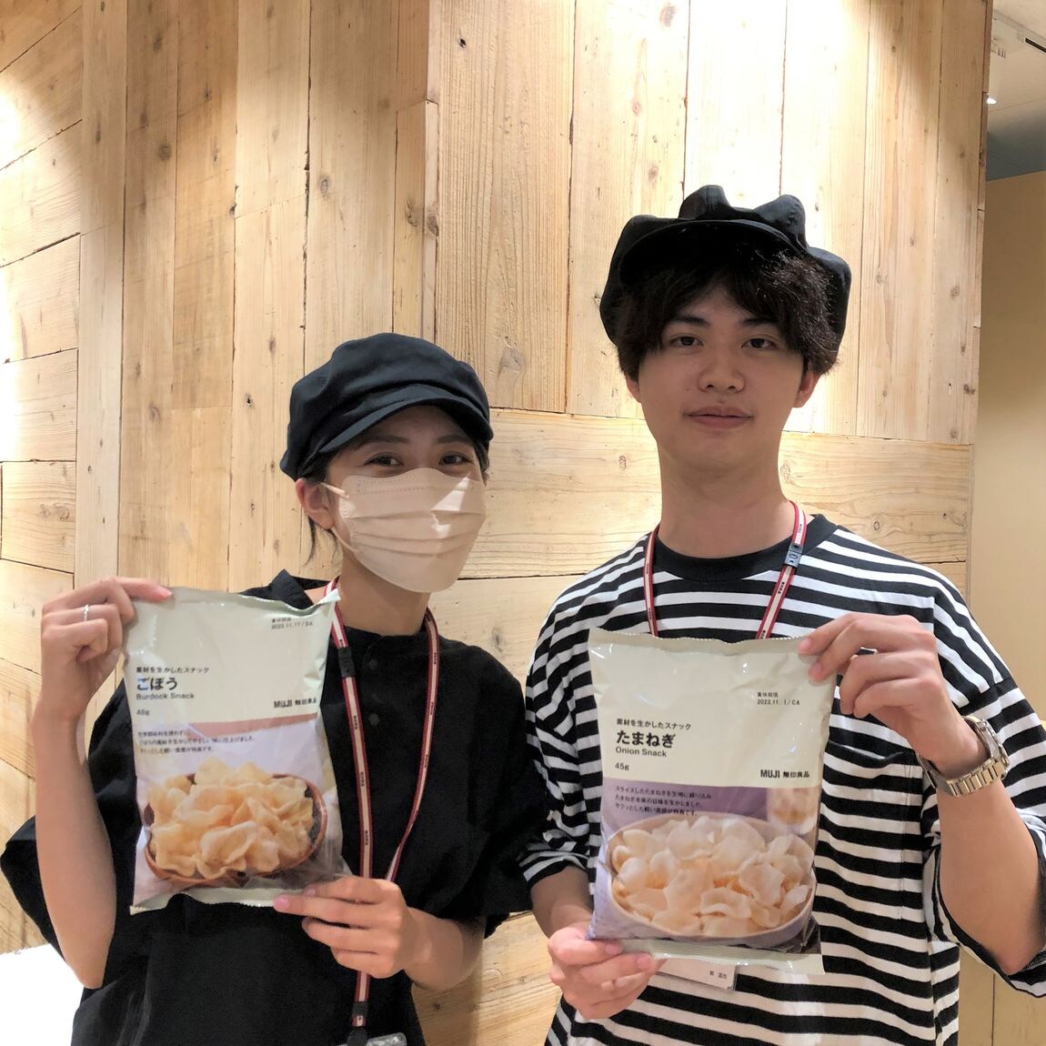 スタッフがスナックのたまねぎとごぼうを持っている写真