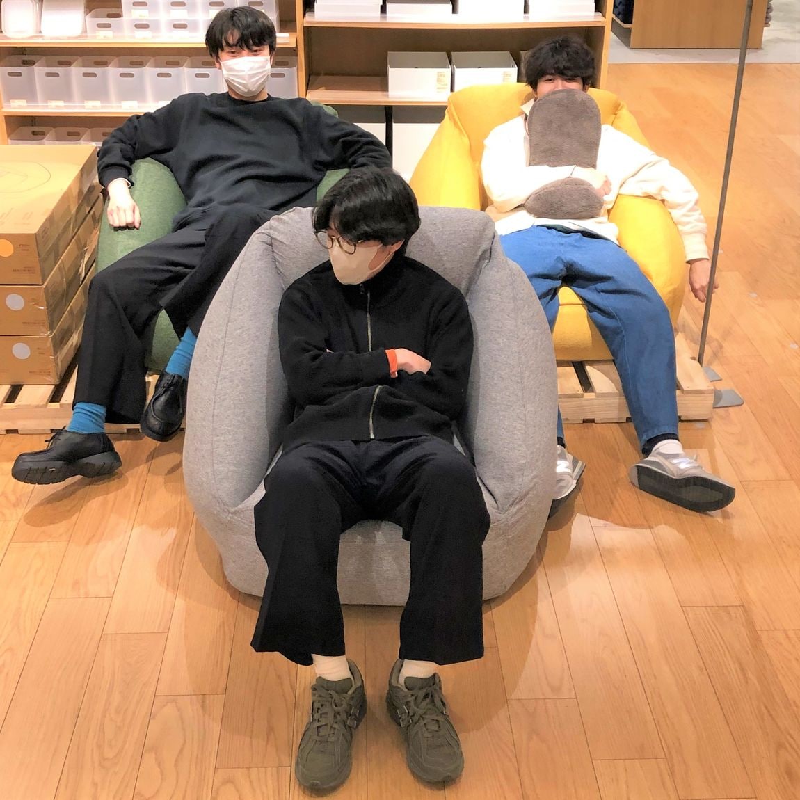 ソファで座っている写真