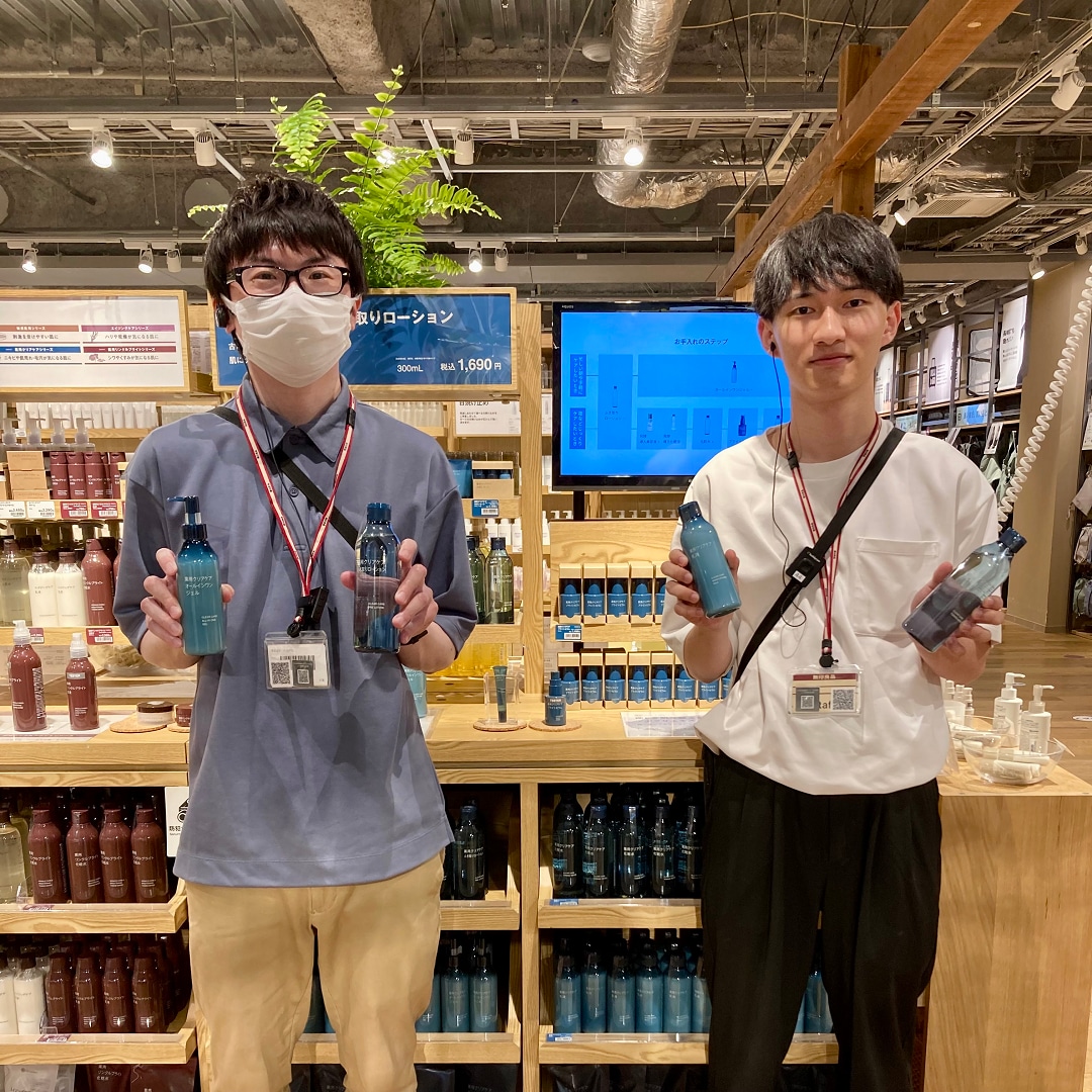 売場にて薬用クリアケアシリーズを持ったスタッフの写真