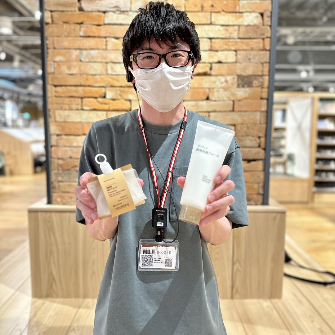 洗顔フォームとスタッフの画像