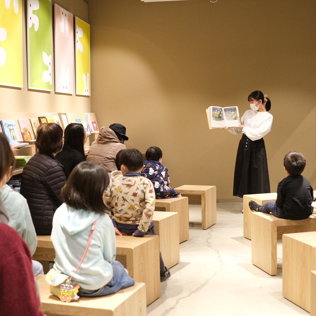 絵本の読み聞かせ