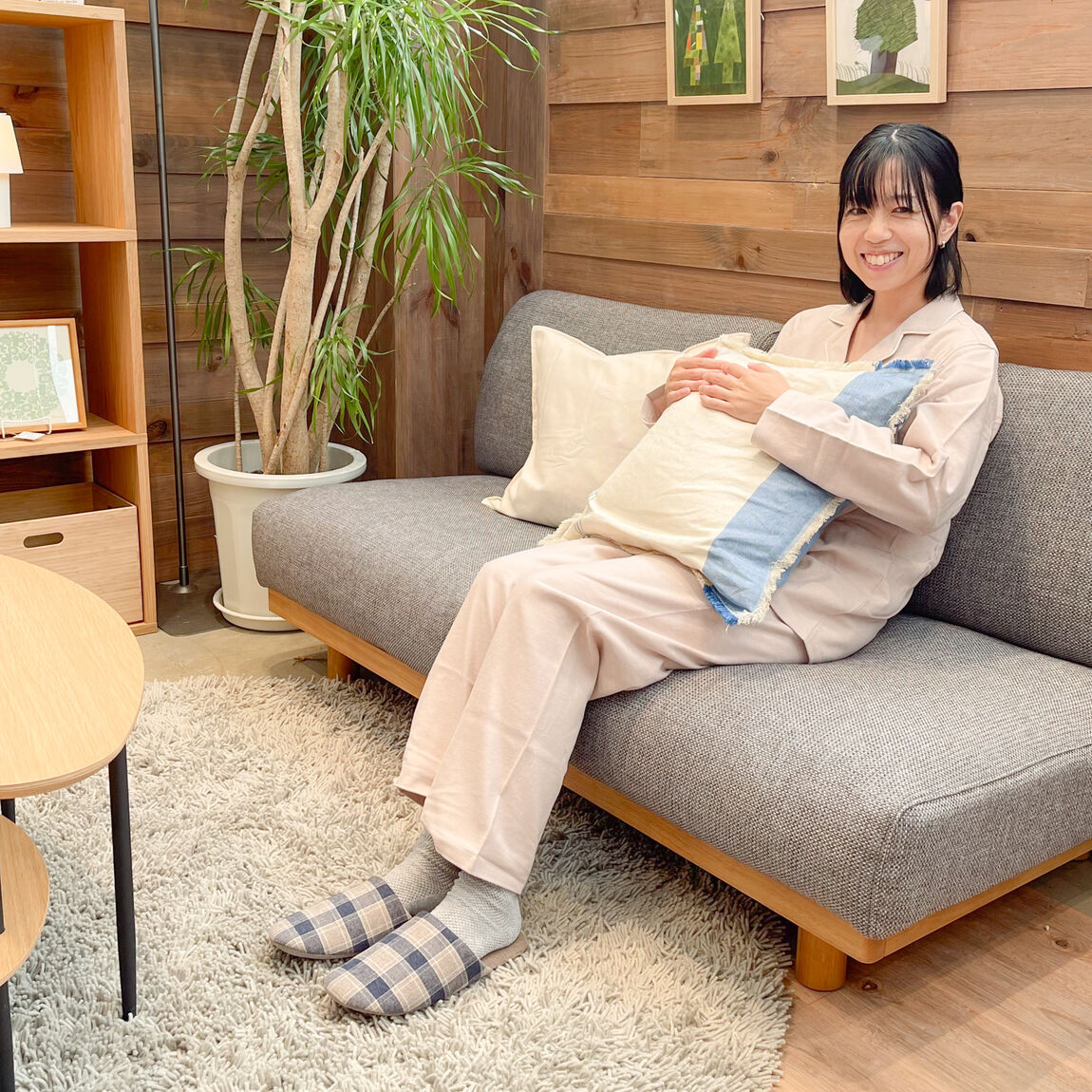 パジャマ姿でくつろぐスタッフ