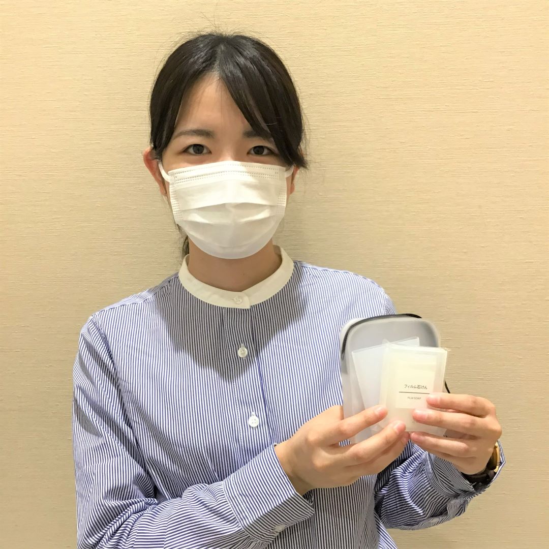 フィルム石けんとシリコーンコップの写真