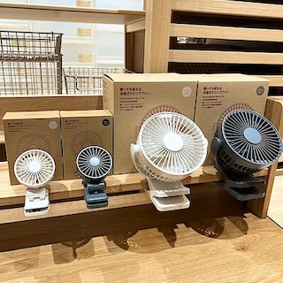 【シュロアモール長嶺】新商品　置いても使える充電式クリップファン