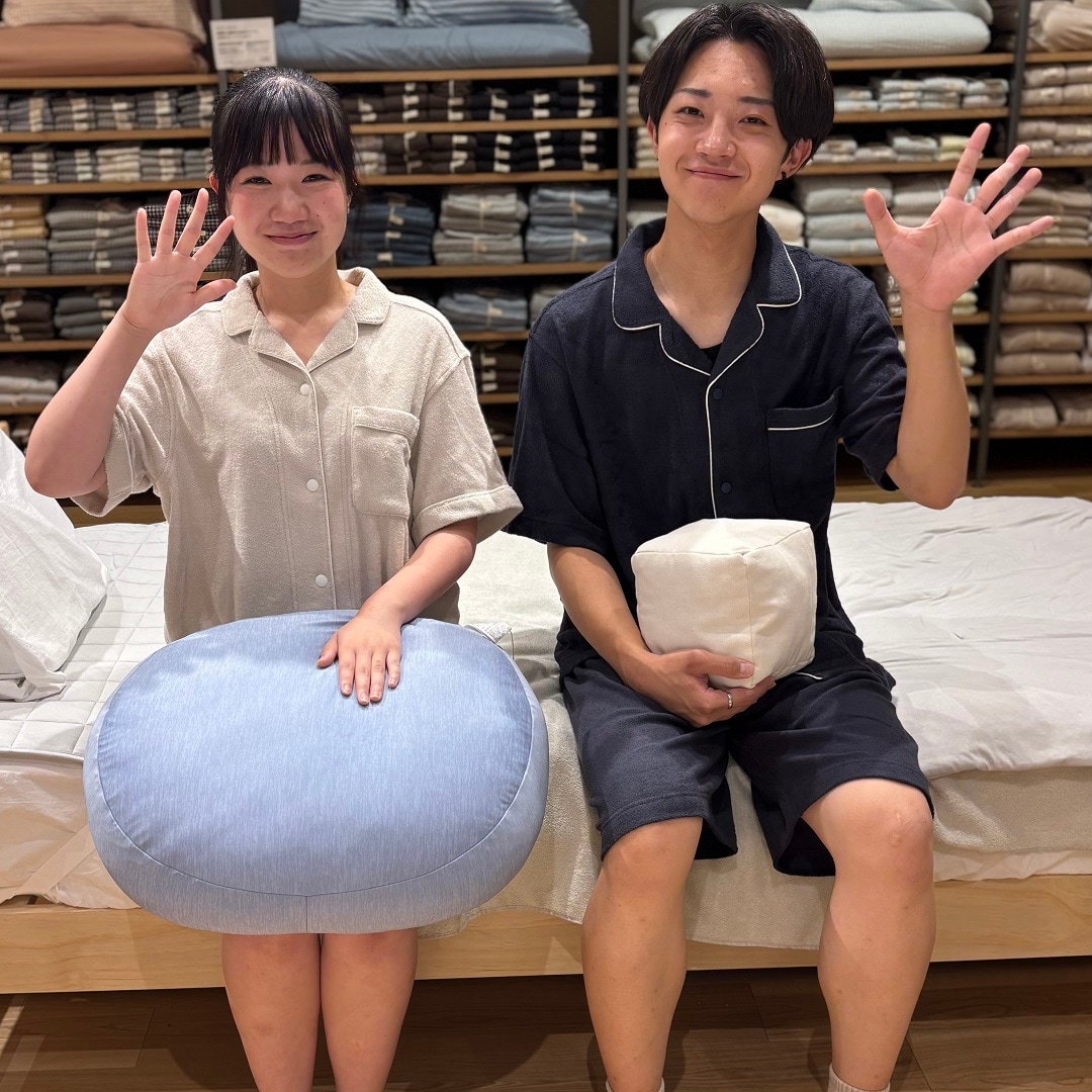 着るタオルパジャマを着ているスタッフ二人