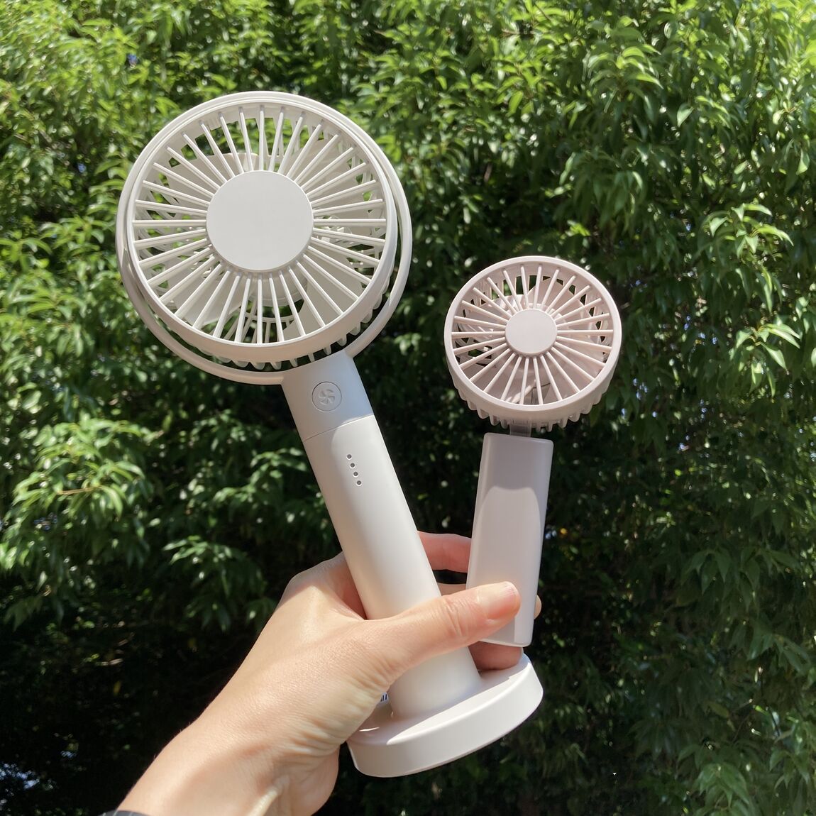 ハンディファンを持つ写真