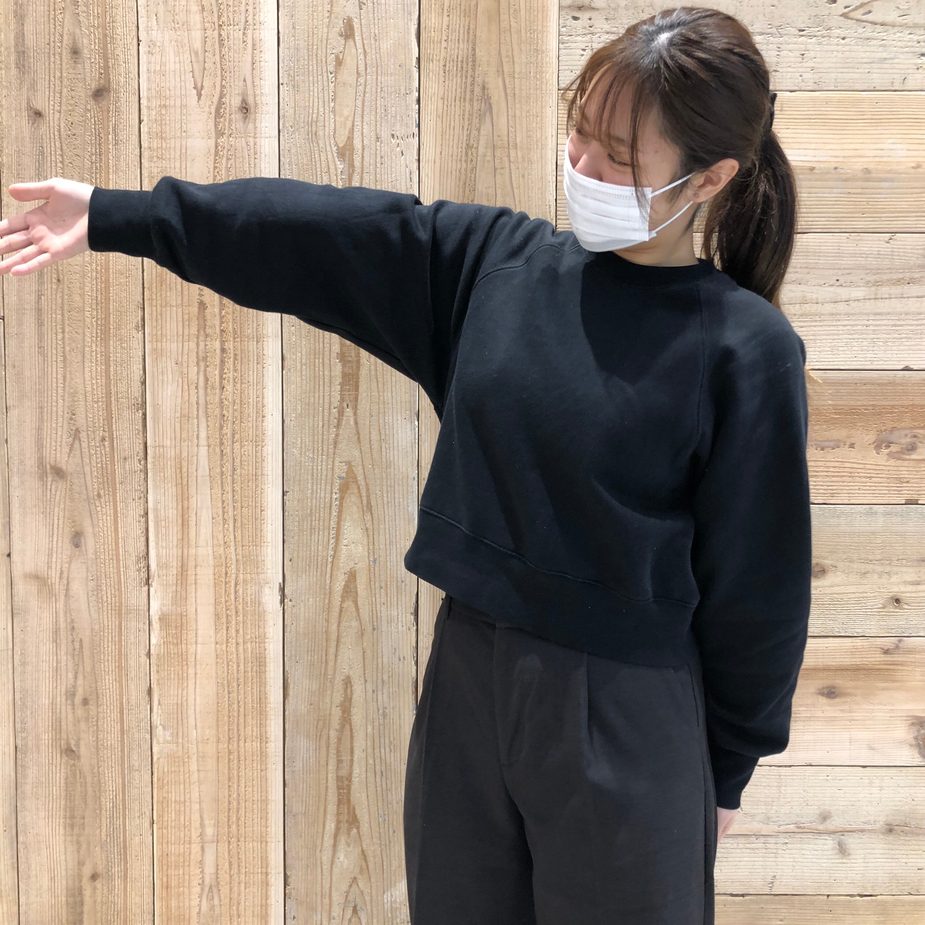 スウェットシャツを着ているスタッフの画像
