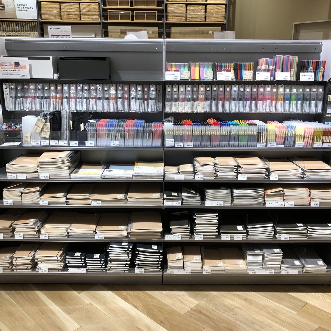 文房具売り場の画像