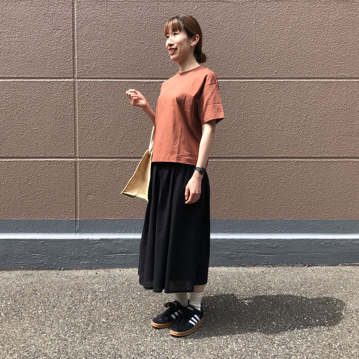 Tシャツを着ている女性スタッフ