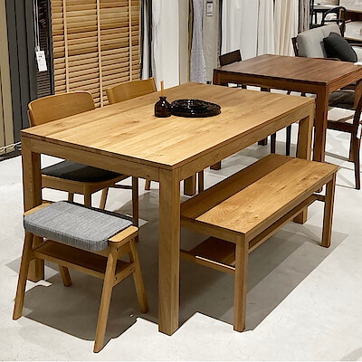 【阪急西宮ガーデンズ】温かみのある木製テーブルとチェア