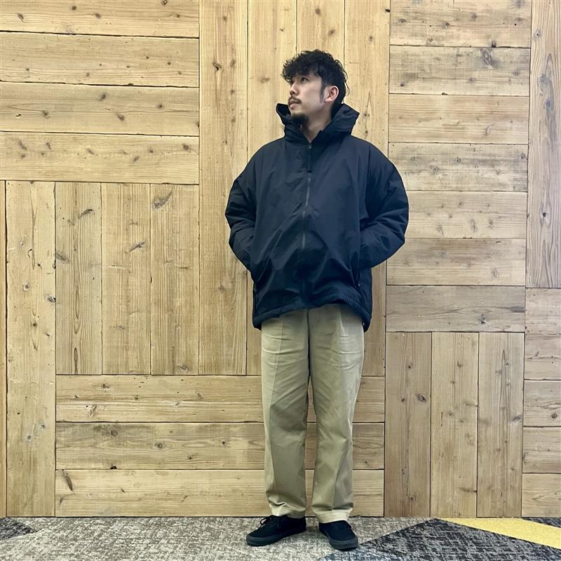 ダウンを着用した男性