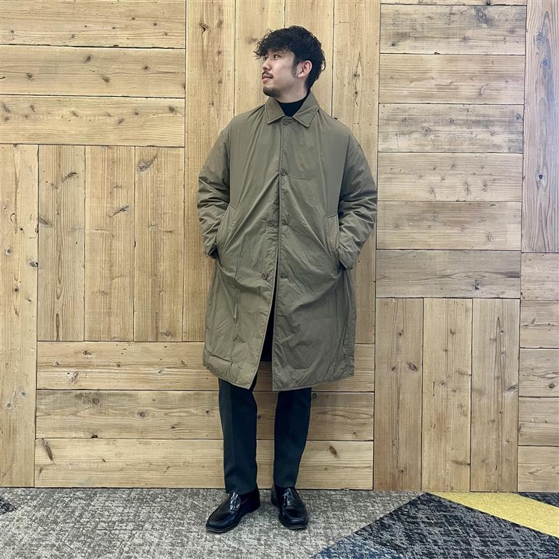 アウターとスーツを着た男性