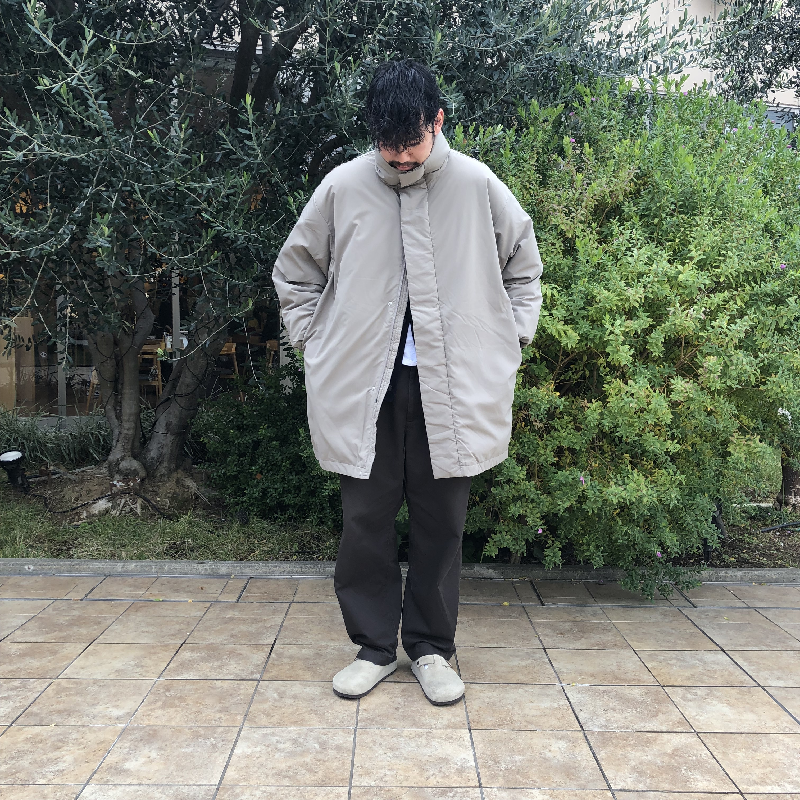 アウターを着ている男性