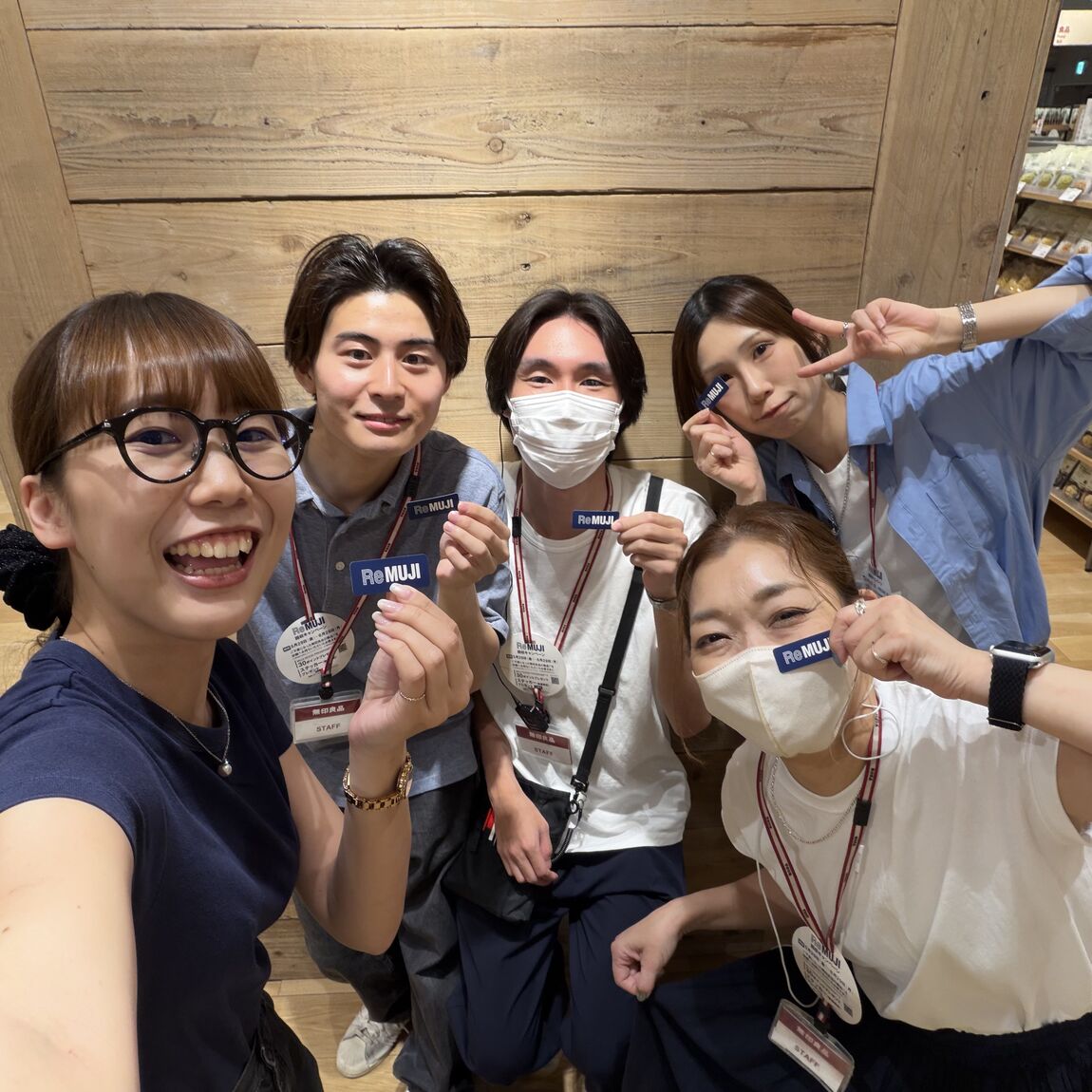 ステッカーを持っている写真