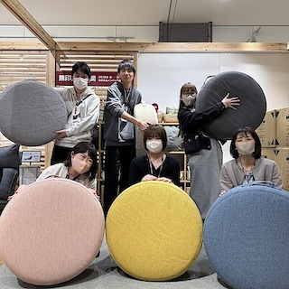 【LICOPA鶴見】やさしい座り心地、空気仕立て「空気でできたフロアクッション」