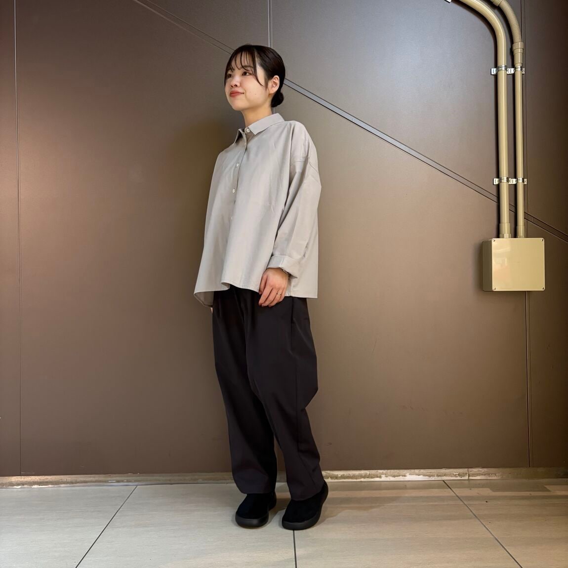 まっすぐ仕立てた長袖シャツ
