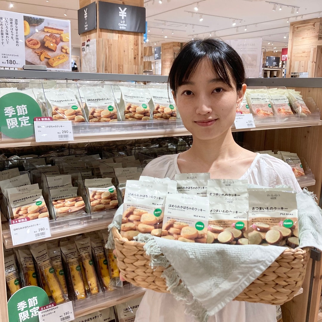 スタッフと季節限定のクッキー