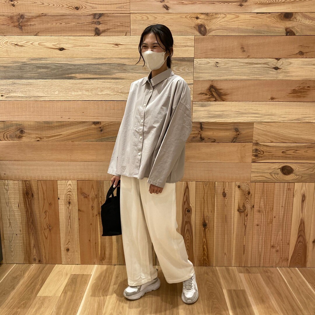 まっすぐ仕立てた長袖シャツスタッフ全身