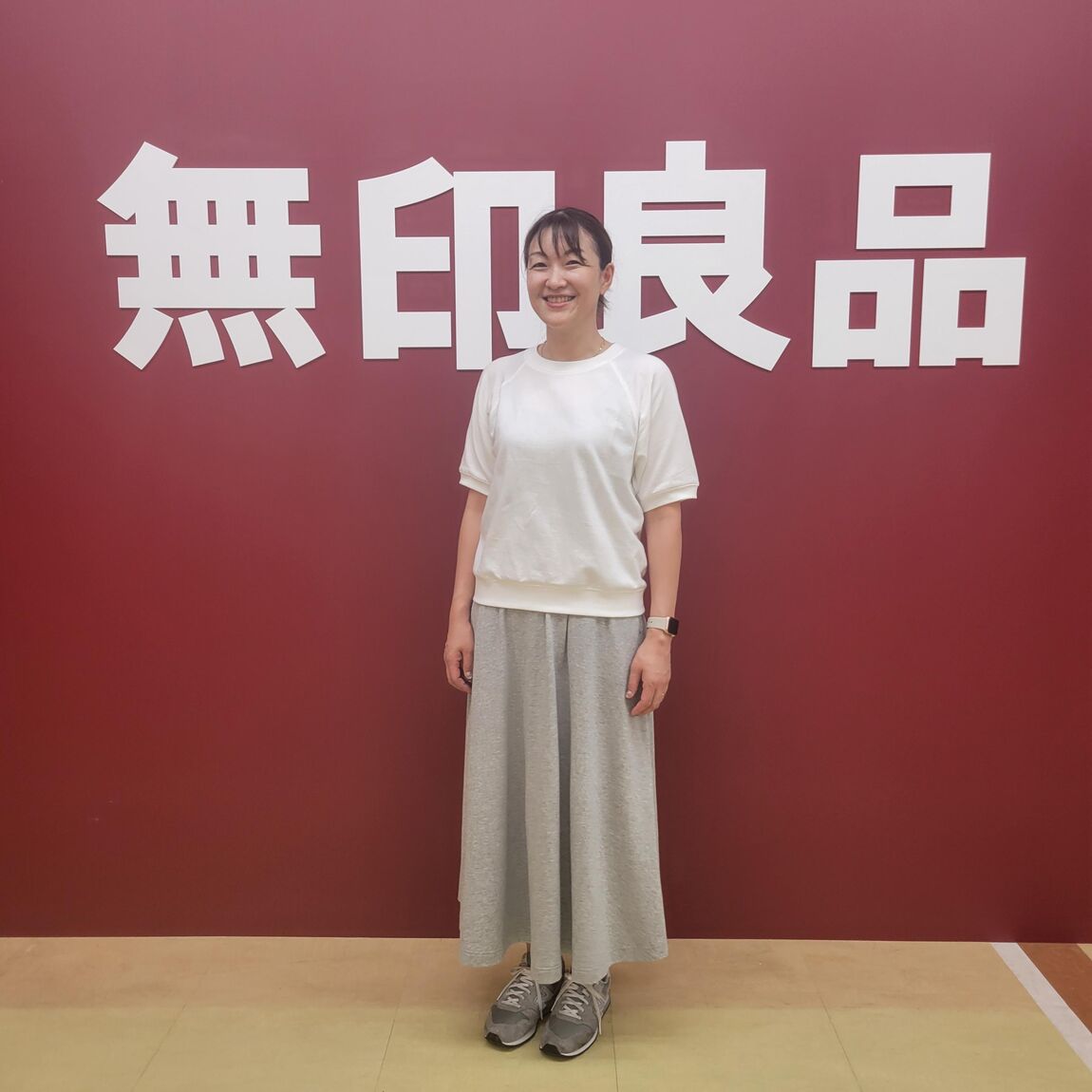 スゥェットを着ているスタッフの画像