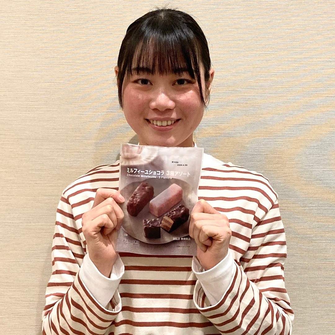 ミルフィーユショコラを持っている写真