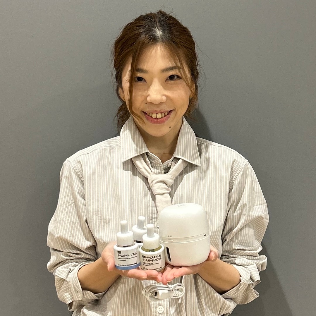 ルームガード、リフィルを持っている写真