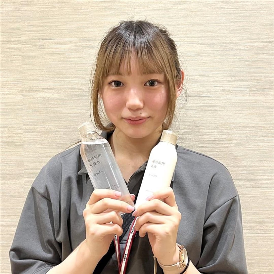 敏感肌用化粧水、乳液を持っている写真