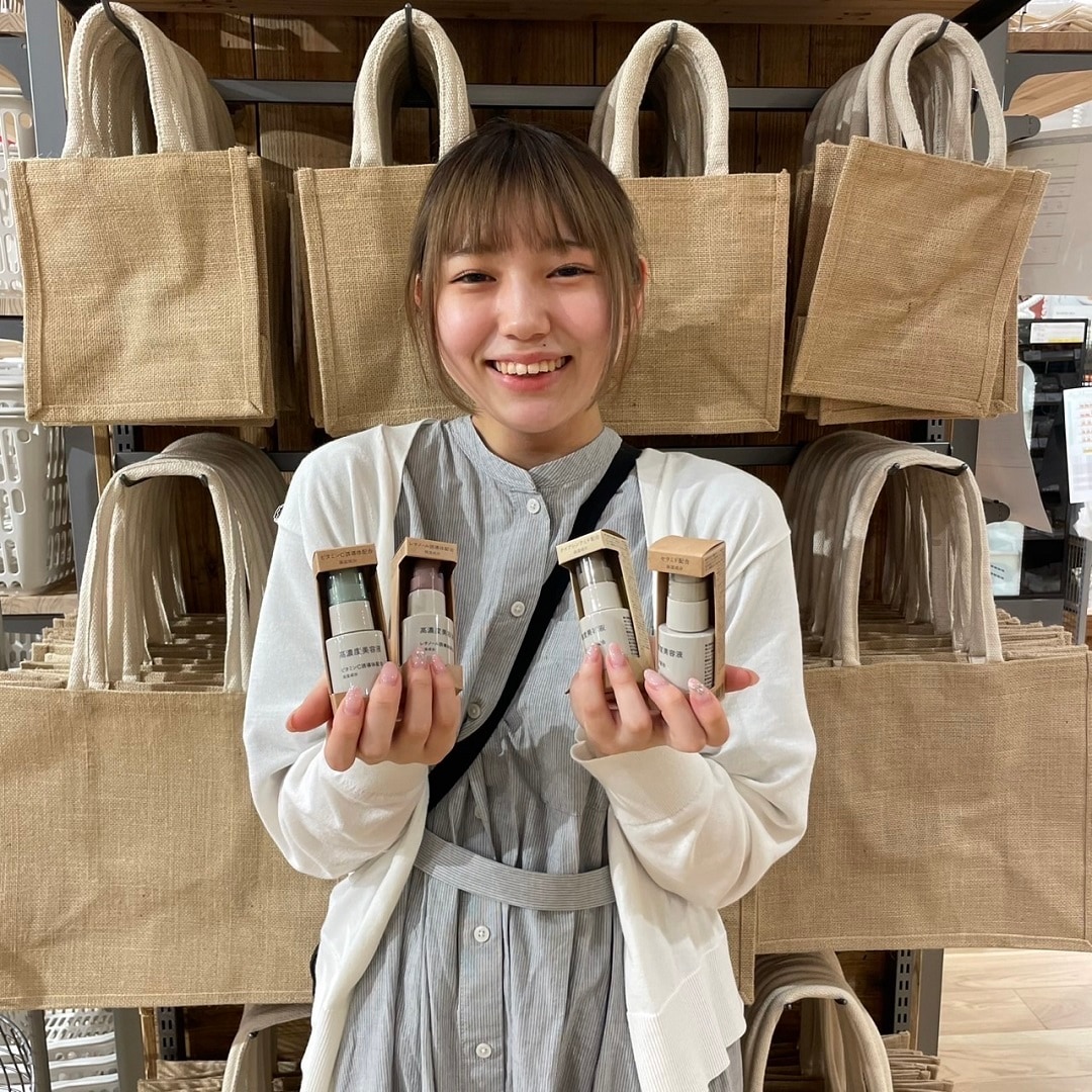 女性スタッフ写真