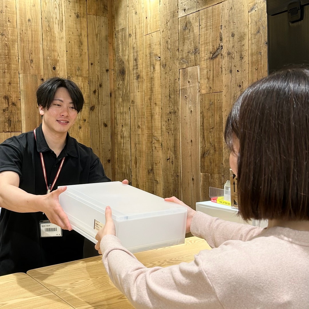 商品を受け取っている写真