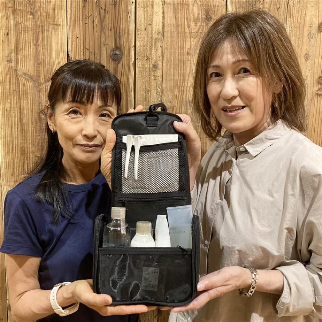 洗面用具ケースを持っている写真
