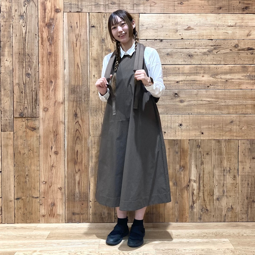 乾きやすいブロードスリーブレスワンピースの全身コーディネート