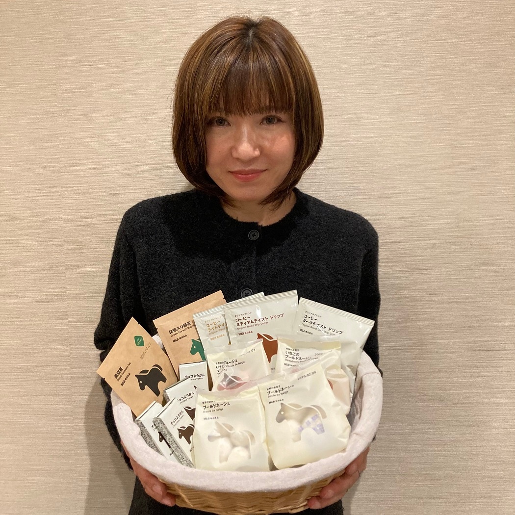 お菓子を持ってる写真