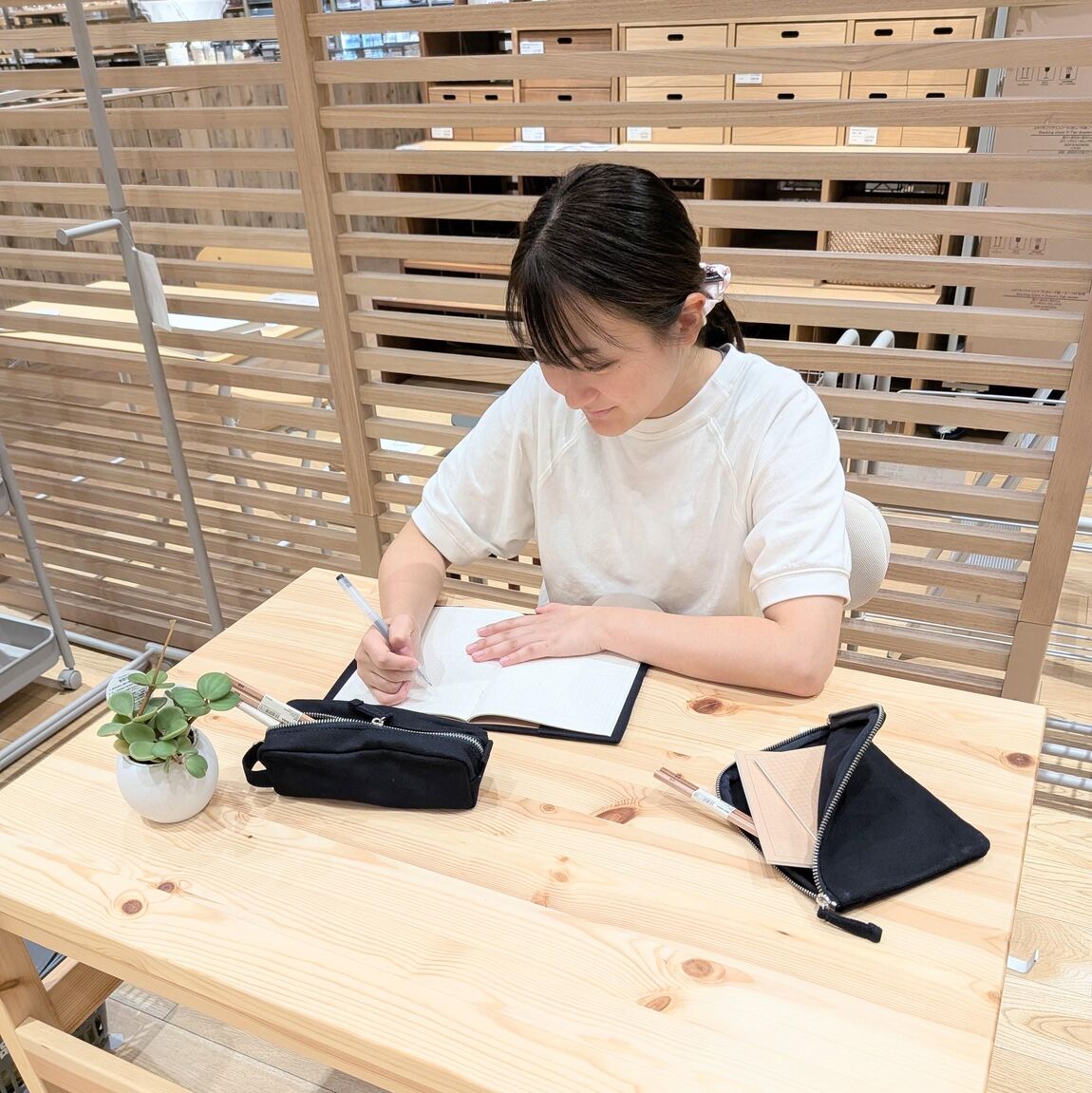 帆布でできた文具を使っている女性