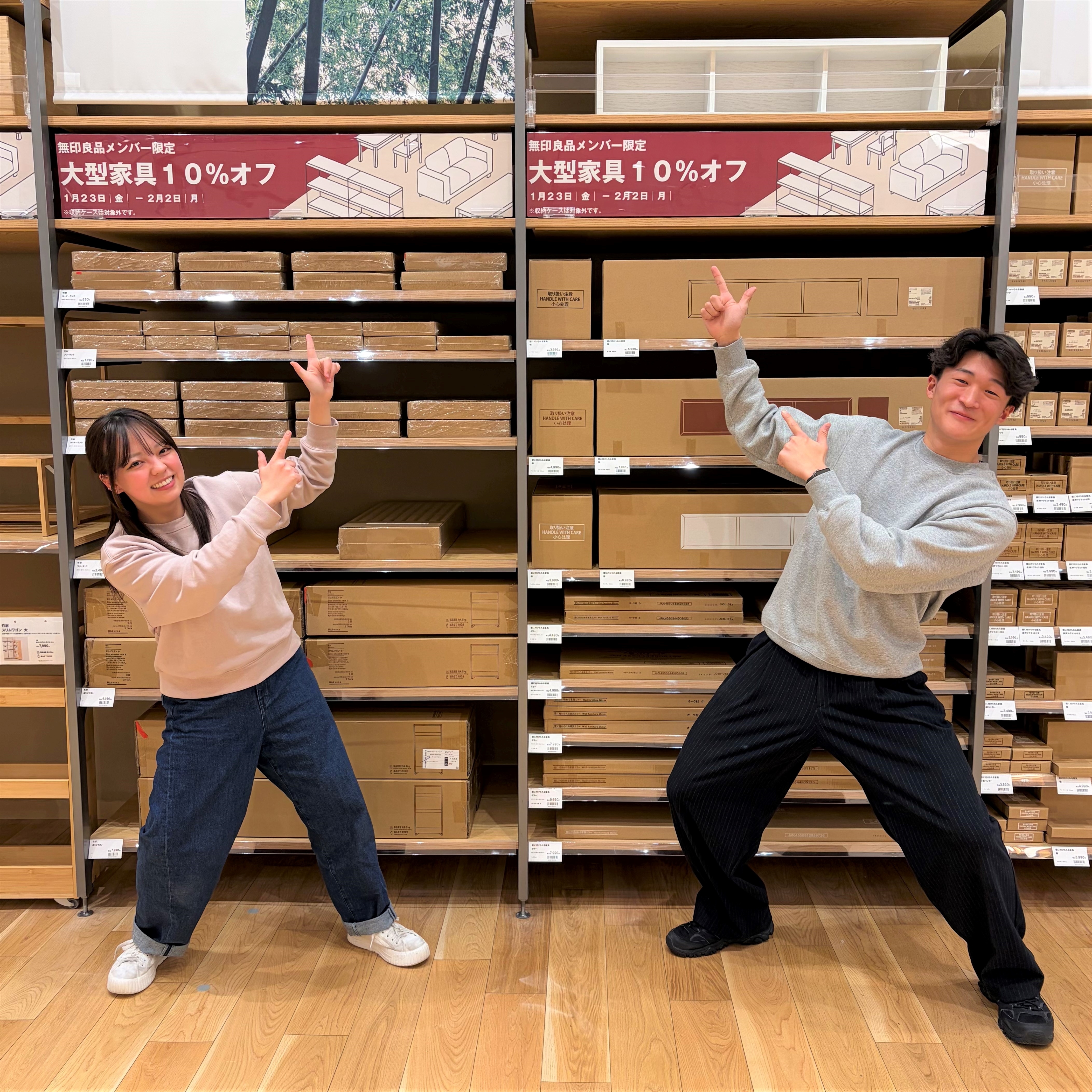 家具10%オフのPOPとそれを指さしている人の画像