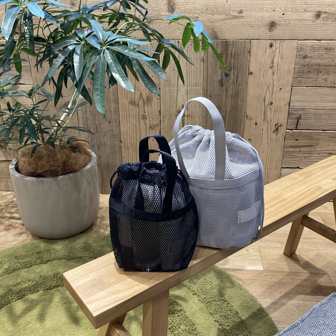 グレーと黒の立体メッシュ持ち手付き巾着